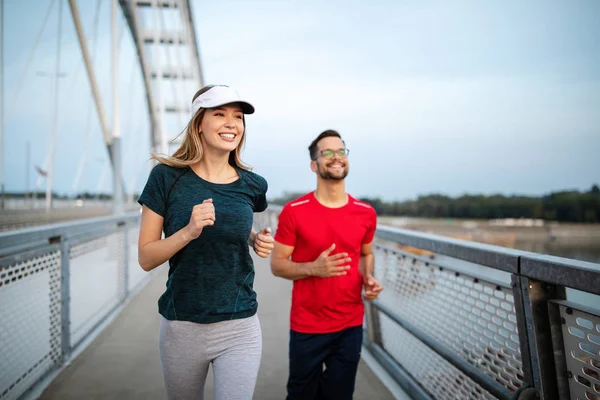 Glückliche Freunde Die Über Die Brücke Laufen Gesund Leben — Stockfoto