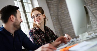 Bilgisayarda çalışan genç attactive tasarımcıları portresi