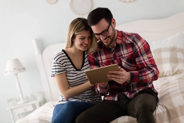 Jong Aantrekkelijk Stel Met Behulp Van Digitale Tablet Slaapkamer — Stockfoto