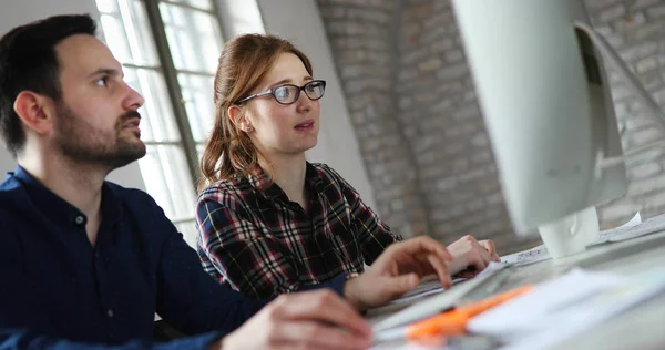 Retrato Jovens Designers Atacantes Que Trabalham Computador — Fotografia de Stock