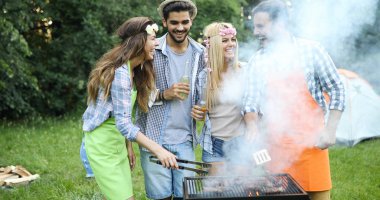 Arkadaşlar barbekü partisinin tadını çıkarıyorlar.