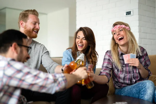 Grupo Amigos Relajándose Jugando Las Cartas Juntos Jóvenes Juntos Alrededor —  Fotos de Stock