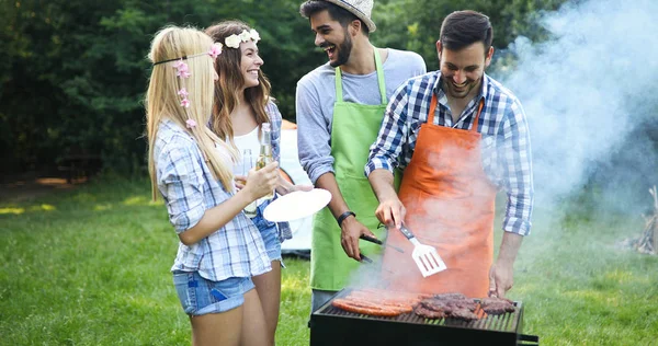 Amici Fare Barbecue Pranzare Nella Natura — Foto Stock
