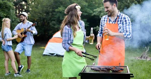 Vidám Barátok Időt Töltenek Természetben Grillezés — Stock Fotó