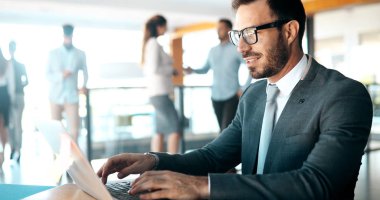 Laptop modern temiz ofiste çalışan profesyonel iş adamı