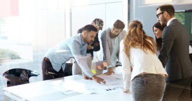 Toplantı Konferans salonuna sahip perspektif genç iş adamları