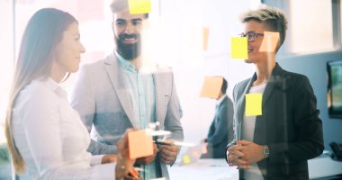 Ofiste iş proje üzerinde yaratıcı profesyonel iş adamları