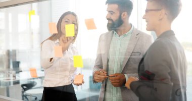 Bir grup mimar ve iş adamı birlikte çalışıyor ve beyin fırtınası yapıyorlar.