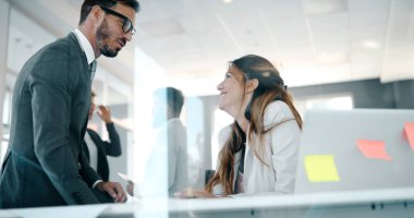 İşbirliği ve proje planları tartışırken profesyonel iş arkadaşları