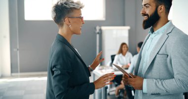 İşadamı ve şirket ofisinde konuşmak işkadını resmi