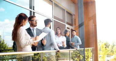 Genç bakış açısı tasarımcıları ofis önünde tartışmaya grup