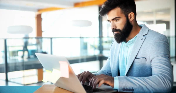 Jonge Knappe Zakenman Werken Computer Kantoor — Stockfoto