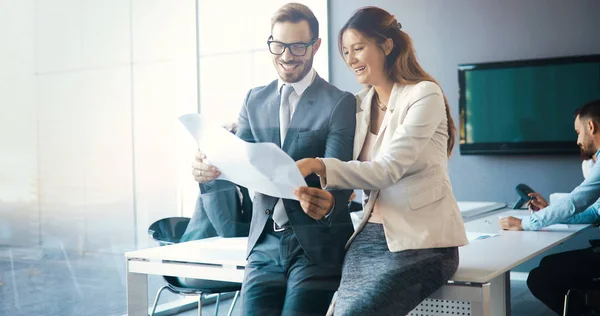 Affärsmän Möte Runt Bord Office — Stockfoto