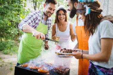 Arkadaşlar kamp yapıyor ve doğada barbekü partisi veriyor.