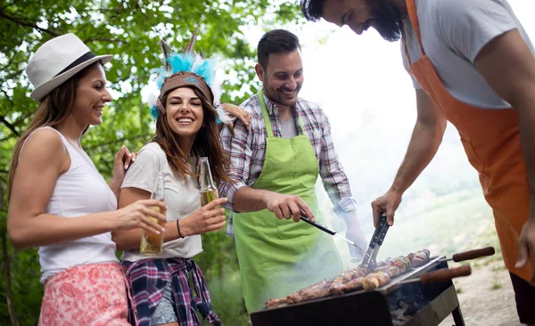 Amigos Acampando Teniendo Una Fiesta Barbacoa Naturaleza — Foto de Stock