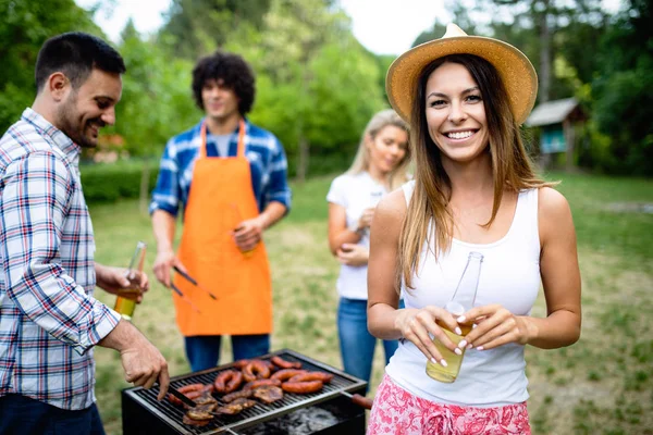 Kleine Gruppe Von Freunden Trinkt Alkohol Und Isst Bei Grillparty — Stockfoto