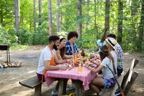 Small Group Friends Drinking Alcohol Having Meal Barbecue Party — Stock Photo, Image