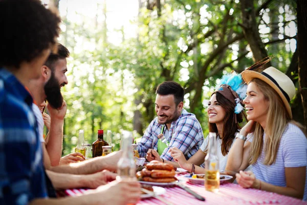 Vrienden Die Een Barbecue Party Natuur Tijdens Een Ontploffing — Stockfoto