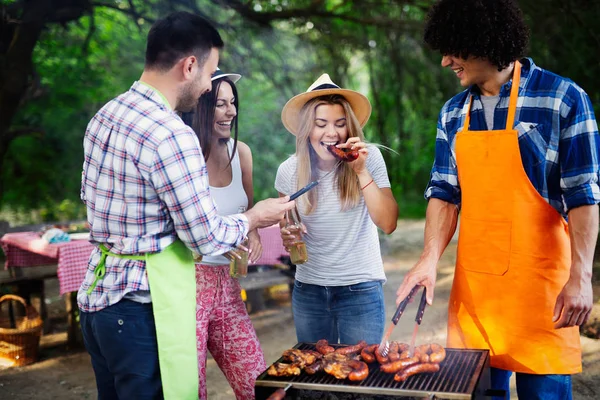 Amici Campeggio Fare Una Festa Barbecue Nella Natura — Foto Stock