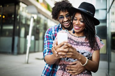 Genç güzel komik çift açık sokakta yaz aylarında eğleniyor aşık