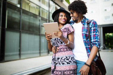 Tatilde yürüyen ve eğlenen genç bir çiftin portresi