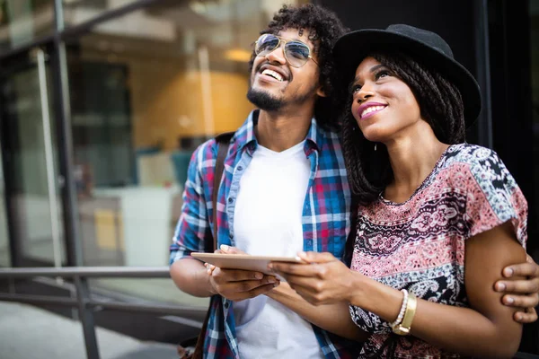 Vacaciones Verano Citas Concepto Turismo Pareja Sonriente Con Tableta Ciudad —  Fotos de Stock