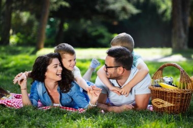 Mutlu aile doğada çocuklarla piknik keyfi