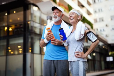 Mutlu son sınıf çifti sağlıklı bir yaşam için egzersiz yapıyor.