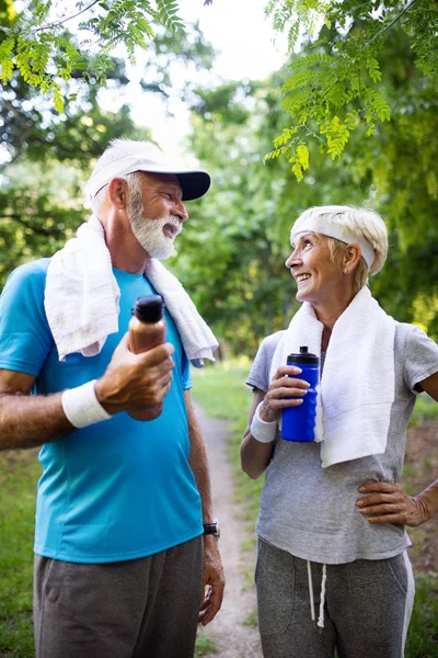 Sportliches Senioren Paar Hält Sich Mit Laufen Und Joggen Fit — Stockfoto