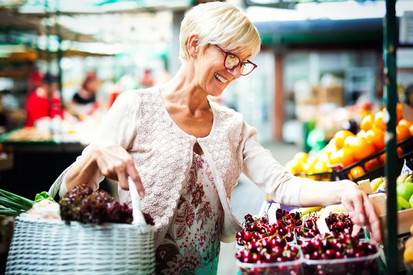 Imagem Mulher Feliz Sênior Mercado Comprando Legumes Frutas — Fotografia de Stock