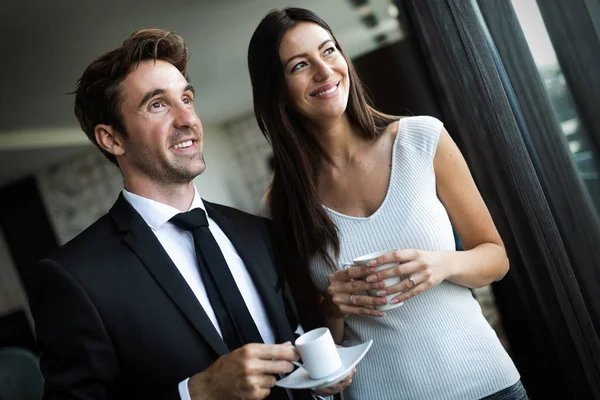 Kaffepaus Några Unga Kollegor Formella Kläder Stående Arbetsplatsen Dricka Kaffe — Stockfoto