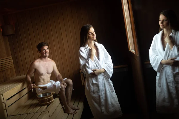 Jeune Couple Heureux Relaxant Intérieur Sauna Spa Hôtel Luxe Amateurs — Photo