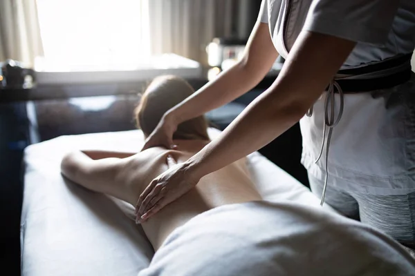 Gelukkige Vrouw Ontspannen Ontvangen Van Een Massage Een Salon — Stockfoto