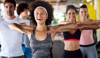 Spor salonunda çalışan bir grup sporcu.