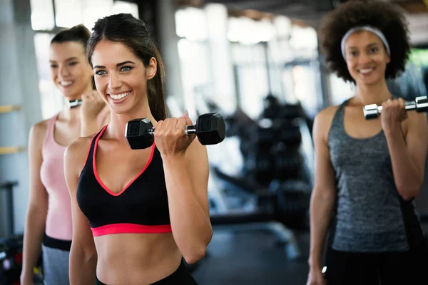 Hermosa Gente Forma Amigos Haciendo Ejercicio Juntos Gimnasio — Foto de Stock