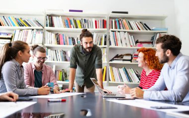 Ofisteki projede işbirliği yapan bir grup iş adamı.