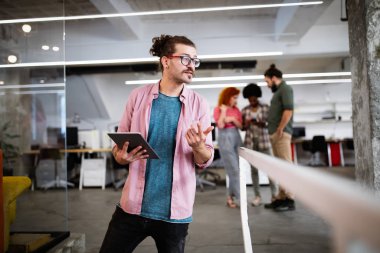 Bilgi teknolojisi şirketinde işbirliği yapan programcılar