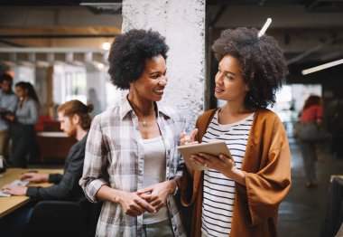 Ofiste birlikte çalışan iş adamlarının işbirliği ve analizi