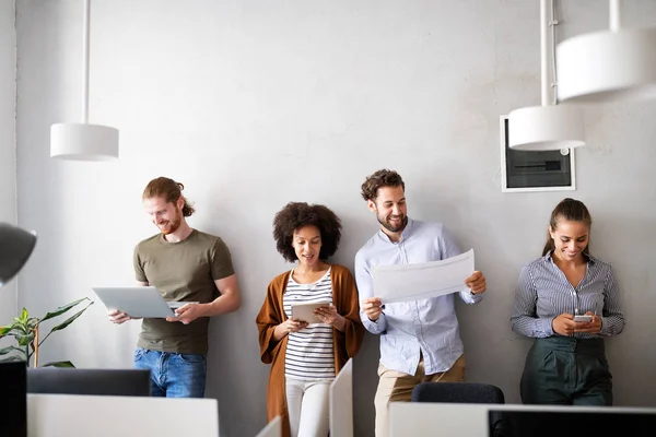 Gente Negocios Feliz Arquitectos Discutiendo Trabajando Oficina — Foto de Stock