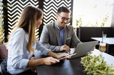 Girişim ekibi, modern ofis içi beyin fırtınası, dizüstü bilgisayar ve tablet bilgisayar üzerine toplantı üzerine çalışıyor