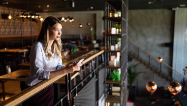 Ofiste telefonda konuşan mutlu iş kadını. İş, teknoloji, ofis kavramı