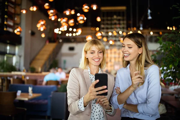 Arbeitskollegen Arbeiten Café Zusammen — Stockfoto