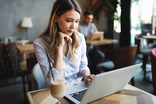 Hübsch Brünett Unternehmerin Using Notebook Cafe — Stockfoto