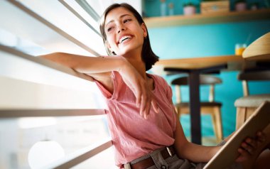 Çekici, genç, mutlu, neşeli kadın. Zamanının ve özgürlüğünün tadını çıkarıyor.