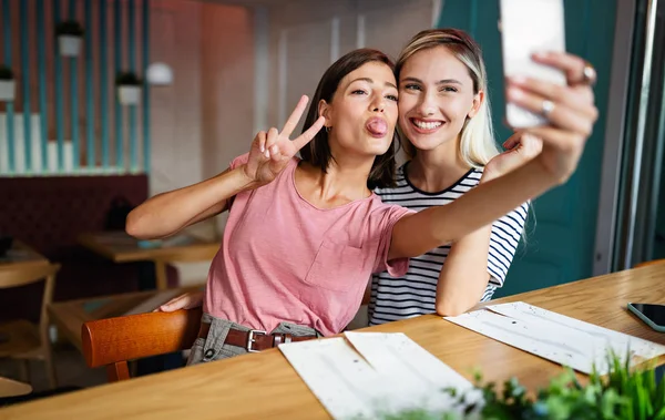 Feliz Alegre Sonriente Mujeres Amigos Divertirse Tomar Selfie — Foto de Stock