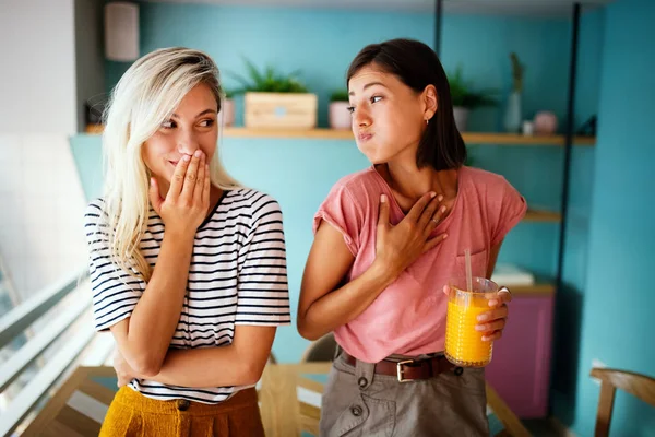 Jovens Mulheres Bonitas Felizes Amigos Divertindo Conversando Sorrindo — Fotografia de Stock