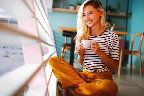 Όμορφη Νεαρή Γυναίκα Πίνει Καφέ Πρωί Καθισμένη Στο Παράθυρο — Φωτογραφία Αρχείου