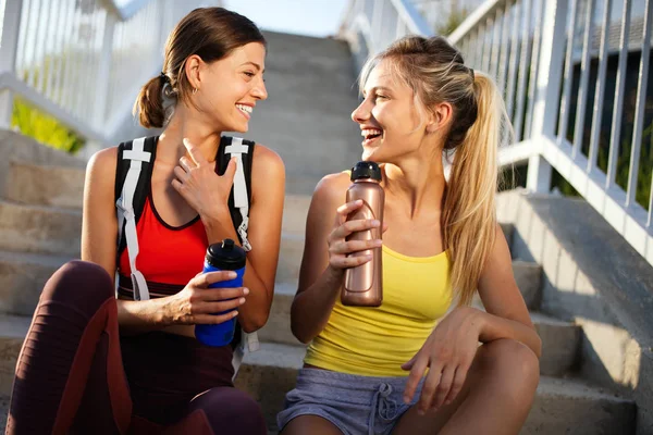 Atlético Forma Amigos Mujeres Beber Agua Después Correr Aire Libre —  Fotos de Stock