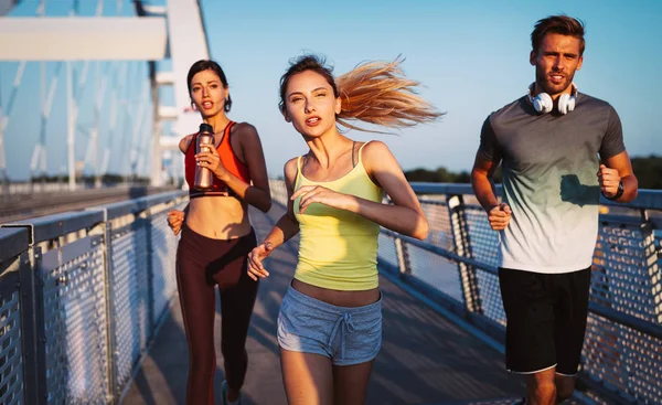 Sportowcy Dopasowani Ludzie Ćwiczą Biegają Razem Świeżym Powietrzu Sport Przyjaciele — Zdjęcie stockowe