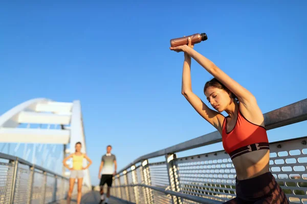 Jovem Feliz Apto Mulher Exercitando Livre Viver Uma Vida Saudável — Fotografia de Stock